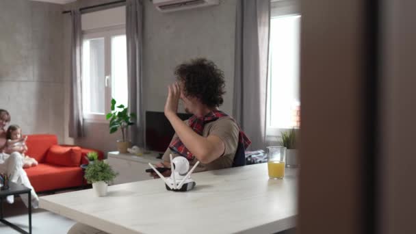 Кавказский Мужчина Держит Камеру Видеонаблюдения Дома Мобильный Телефон Пытается Установить — стоковое видео