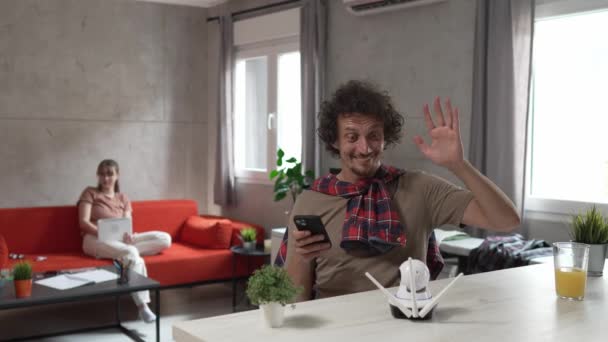 Kaukaski Mężczyzna Trzymający Kamerę Monitoringu Domu Telefon Komórkowy Próbuje Zainstalować — Wideo stockowe