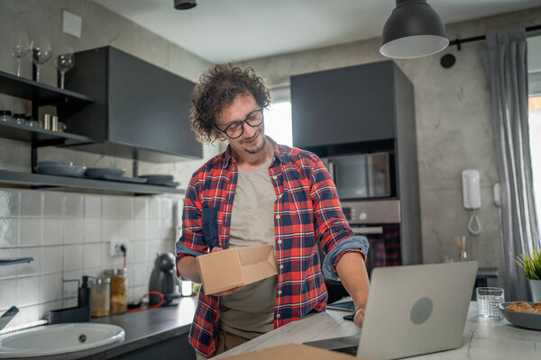 один кавказский человек использовать смартфон, чтобы проверить отправку детали полученного пакета онлайн торговый продукт прибыл стенд с приложением смартфона проверить онлайн подробности счастливая улыбка