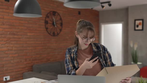 Jedna Běloška Používá Chytrý Telefon Notebook Kontrole Podrobnosti Zásilce Přijaté — Stock video