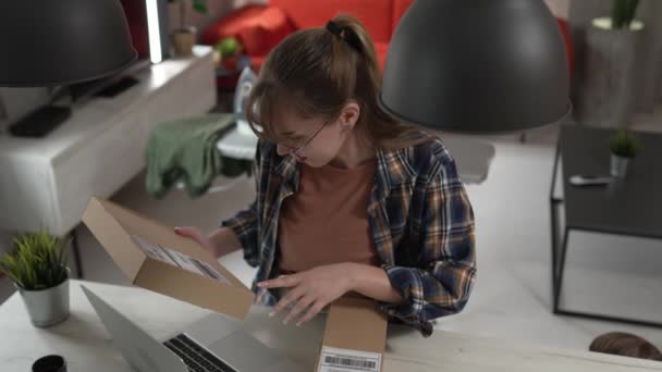 Uma Mulher Caucasiana Usar Computador Portátil Para Verificar Detalhes Envio — Vídeo de Stock