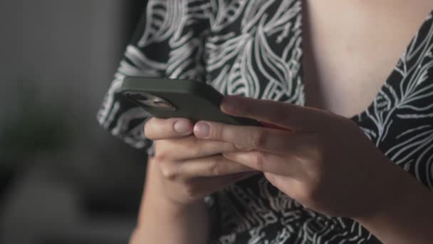 Закрыть Руках Неизвестной Кавказской Женщины Использовать Мобильный Телефон Смартфон Отправки — стоковое видео