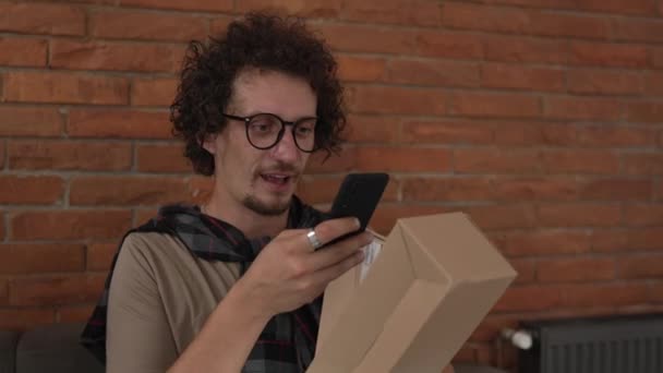 Homem Caucasiano Usar Telefone Inteligente Para Verificar Detalhes Envio Produto — Vídeo de Stock
