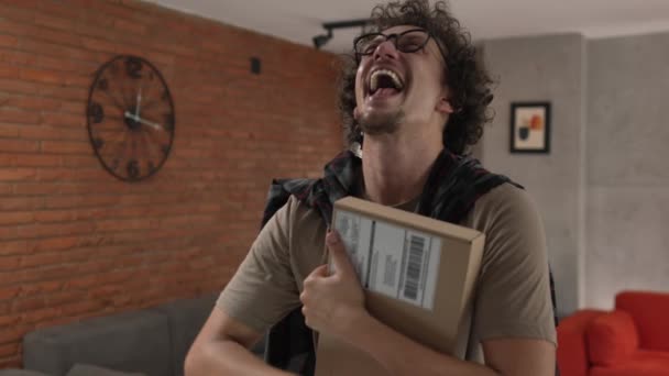 Homem Caucasiano Segurar Caixa Pacote Recebido Pacote Feliz Sorriso Comemorar — Vídeo de Stock