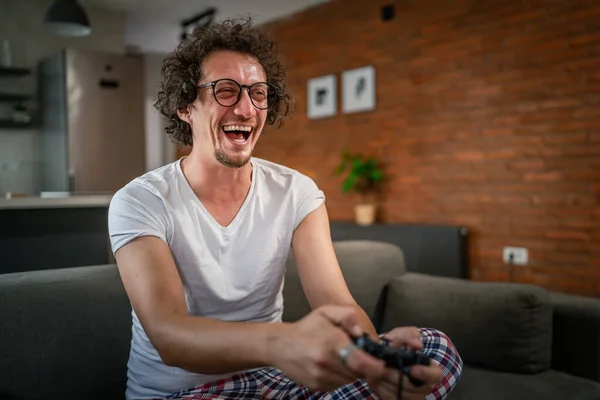 Yetişkin Erkek Beyaz Erkek Evde Oyun Konsolu Video Oyunu Oynuyor — Stok fotoğraf