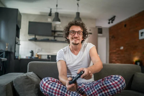 成年男子高加索男子在家里玩游戏机手握控制杆的游戏有乐趣的闲暇快乐和胜利与成功的概念复制空间 — 图库照片