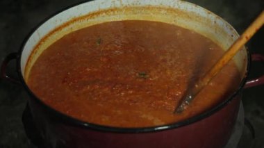 Büyük bir tencereye yaklaşın ve Ajvar Balkan Sırp ulusal yemeğini hazırlayın.