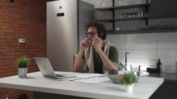 Een Man Kaukasische Mannelijke Freelancer Werken Vanuit Huis Met Koptelefoon — Stockvideo