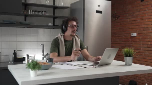 Hombre Caucásico Hombre Freelancer Trabajo Desde Casa Con Auriculares Cabeza — Vídeo de stock