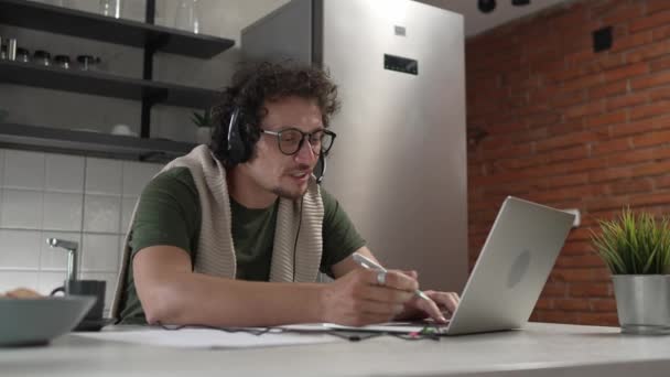 Een Man Kaukasische Mannelijke Freelancer Werken Vanuit Huis Met Koptelefoon — Stockvideo