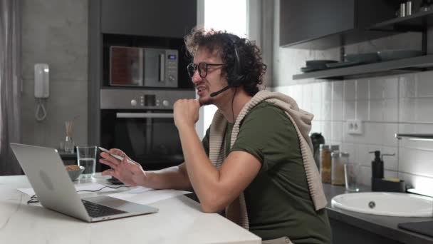 Hombre Caucásico Hombre Freelancer Trabajo Desde Casa Con Auriculares Cabeza — Vídeo de stock