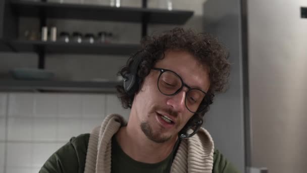 Yksi Mies Valkoihoinen Mies Freelancer Työtä Kotoa Kuulokkeet Päähänsä Kannettavan — kuvapankkivideo