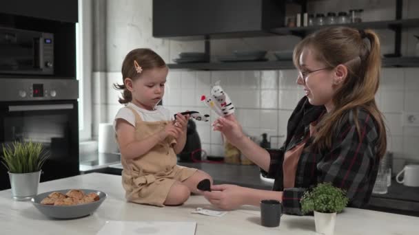 Pequena Menina Caucasiana Criança Sua Mãe Tia Brincar Com Fantoches — Vídeo de Stock