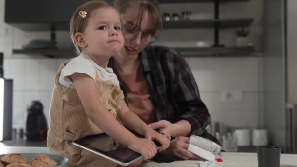 Pequena Menina Caucasiana Criança Sua Mãe Tia Jogar Uso Tablet — Vídeo de Stock