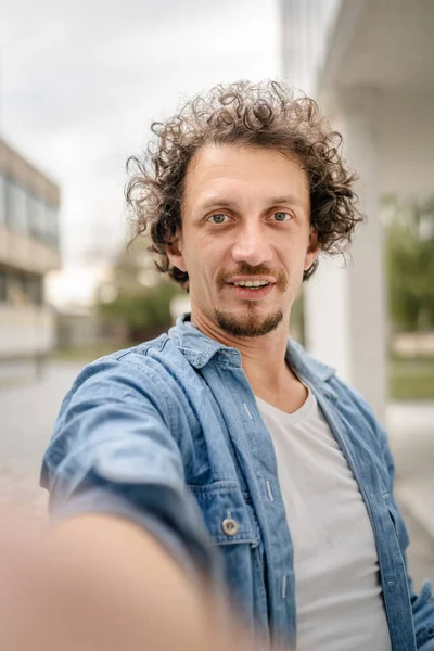 Retrato Homem Adulto Caucasiano Stand Desgaste Livre Camisa Azul Feliz — Fotografia de Stock