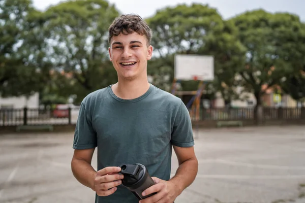 Ung Kaukasisk Mand Teenager Hold Supplement Shaker Stå Udendørs - Stock-foto