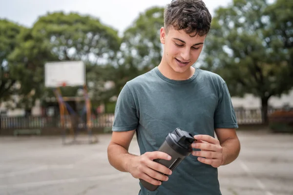 Jeden Młody Biały Mężczyzna Nastolatek Trzymać Suplement Shaker Stoisko Zewnątrz — Zdjęcie stockowe