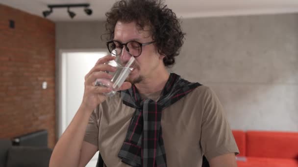 Homem Caucasiano Adulto Segurar Vidro Bebida Água Enquanto Ficar Casa — Vídeo de Stock