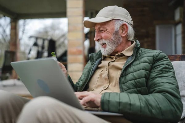 Uomo Anziano Maschio Caucasico Con Barba Sedersi All Aperto Giorno — Foto Stock