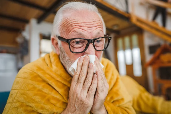 Uomo Anziano Maschio Caucasico Seduto Sul Divano Letto Casa Tenere — Foto Stock