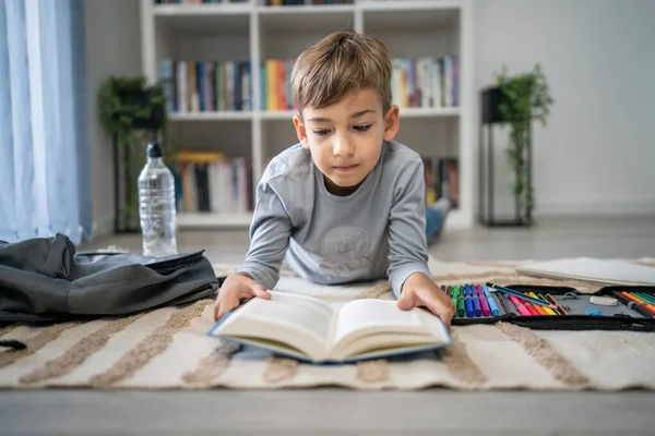 Kaukaski Chłopiec Uczeń Czytać Książki Domu Podłodze Nauka Przygotowania Szkoły — Zdjęcie stockowe