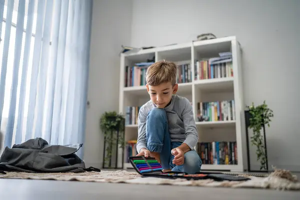 Μικρό Καυκάσιο Παιδί Μαθητής Αγόρι Προετοιμάσει Σακίδιό Του Για Την — Φωτογραφία Αρχείου
