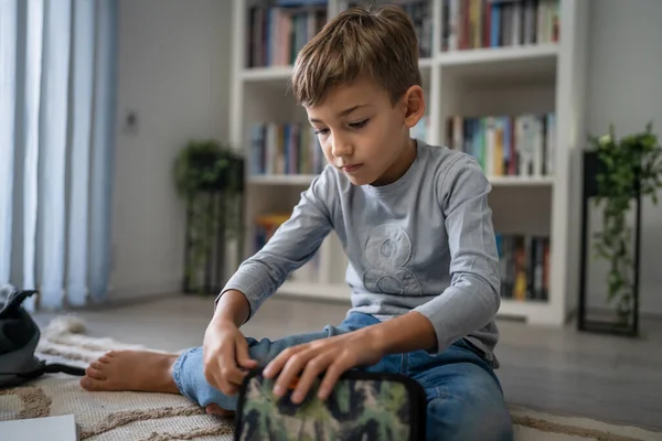 Μικρό Καυκάσιο Παιδί Μαθητής Αγόρι Προετοιμάσει Σακίδιό Του Για Την — Φωτογραφία Αρχείου