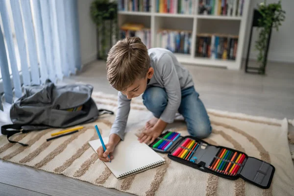 Ein Schüler Kleine Kaukasische Jungen Spielen Hause Zeichnen Auf Dem — Stockfoto