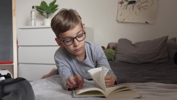 Kaukaski Chłopiec Uczeń Czytać Książki Domu Nauka Przygotować Się Szkoły — Wideo stockowe