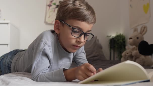 白人少年生徒は自宅で本を読む 勉強する 学校の遅い動きの準備 — ストック動画