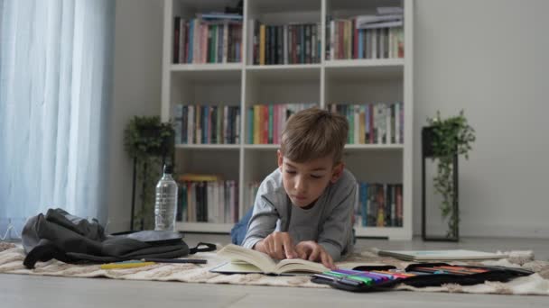 Kaukasische Junge Schüler Schüler Lesen Buch Hause Lernen Lernen Vorbereitung — Stockvideo