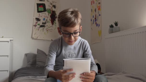 Kaukaski Chłopiec Uczeń Czytać Książki Domu Nauka Przygotować Się Szkoły — Wideo stockowe