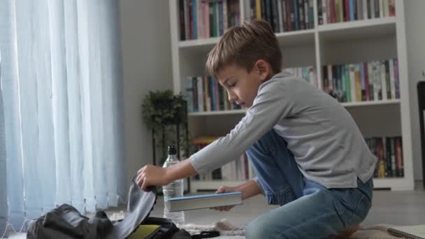 Μικρό Καυκάσιο Παιδί Μαθητής Αγόρι Προετοιμάσει Σακίδιό Του Για Την — Αρχείο Βίντεο