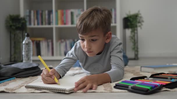 Bir Okul Çocuğu Küçük Beyaz Çocuk Evde Oynuyor Evde Çizim — Stok video