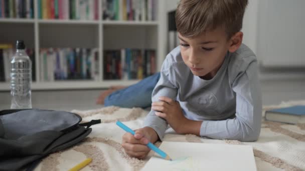Ένα Σχολιαρόπαιδο Μικρό Καυκάσιο Αγόρι Παίζει Στο Σπίτι Ισοπαλία Στο — Αρχείο Βίντεο