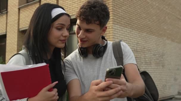 Pareja Caucásico Adolescente Estudiantes Gen Frente Escuela Universidad Uso Teléfono — Vídeos de Stock