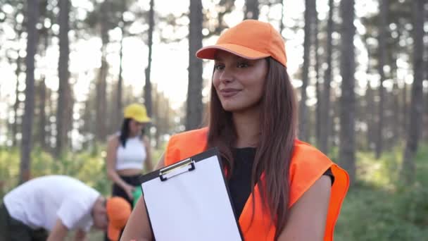 Ritratto Gruppo Amici Volontari Preparano Raccogliere Rifiuti Immondizia Natura Forestale — Video Stock