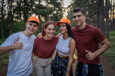 Gönüllü arkadaş portresi yaz günü yavaş çekimde çöpleri ve temiz orman doğasını toplamaya hazırlanıyor.