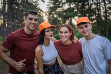 Gönüllü arkadaş portresi yaz günü yavaş çekimde çöpleri ve temiz orman doğasını toplamaya hazırlanıyor.