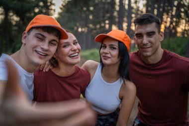 Gönüllü arkadaş portresi yaz günü yavaş çekimde çöpleri ve temiz orman doğasını toplamaya hazırlanıyor.