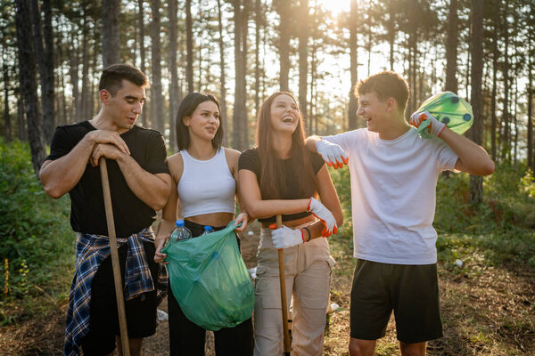 портрет группы друзей-добровольцев готовятся собирать мусор и чистую лесную природу в летний день замедленного движения