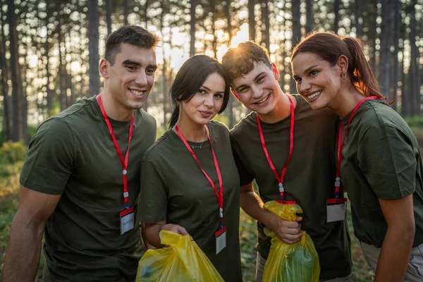 Gönüllü Arkadaş Portresi Yaz Günü Yavaş Çekimde Çöpleri Temiz Orman — Stok fotoğraf