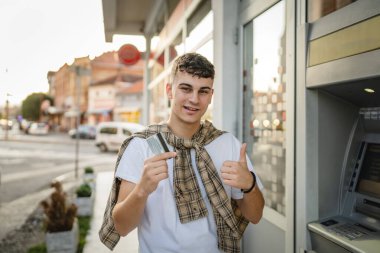 Genç adamın portresi bankamatik kartının önünde duruyor.