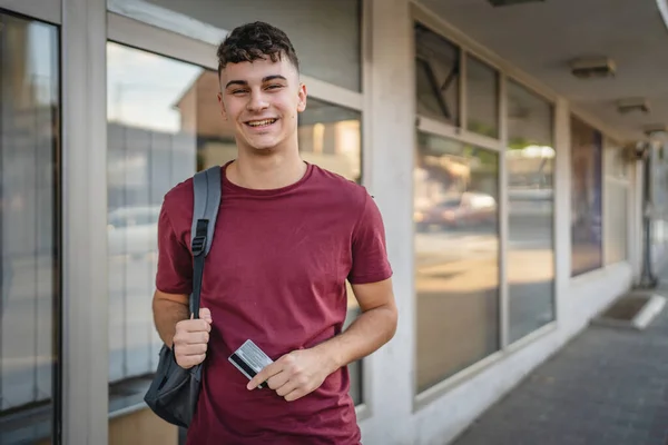 Genç Adamın Portresi Bankamatik Kartının Önünde Duruyor — Stok fotoğraf