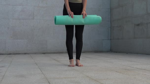 Onbekende Vrouw Verspreid Yoga Mat Betonnen Grond Stad — Stockvideo