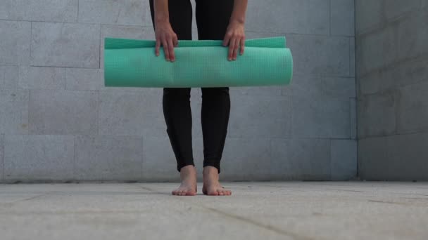 Onbekende Vrouw Verspreid Yoga Mat Betonnen Grond Stad — Stockvideo