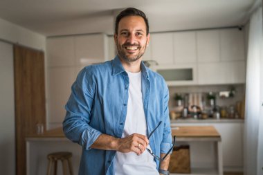 Bir yetişkin portresi, sakallı ve gözlüklü beyaz bir erkek. Mutlu bir gülümseme.