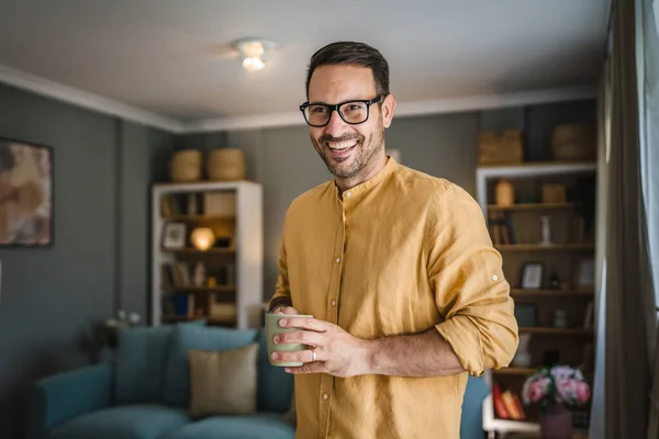 Ein Junger Kaukasischer Mann Trinkt Eine Tasse Kaffee Während Hause — Stockfoto