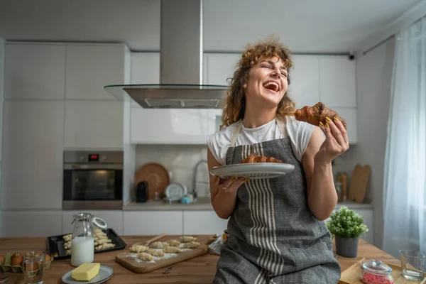 Jedna Dospělá Běloška Stojí Kuchyni Čerstvým Croissantem Snídani Denní Rutina — Stock fotografie