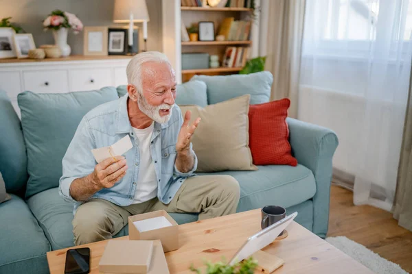 Ein Älterer Mann Großvater Rentner Mit Grauen Haaren Und Bart — Stockfoto